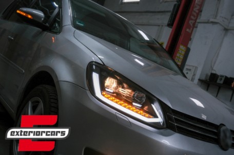 LED prednja svjetla TubeLight SEQ žmigavci (crna) / Volkswagen Touran (08.2010-2015), LPVWS4