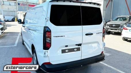 Nastavak stražnjeg branika (piano crna) / Ford Transit Custom Mk3 Tourneo Mk3 (2024-) / VW T7 (s blatobranima), RBSVWT7