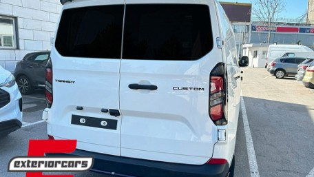 Nastavak stražnjeg branika (piano crna) / Ford Transit Custom Mk3 Tourneo Mk3 (2024-) / VW T7 (s blatobranima), RBSVWT7