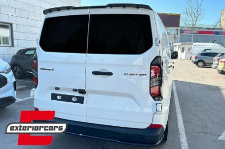 Nastavak stražnjeg branika (piano crna) / Ford Transit Custom Mk3 Tourneo Mk3 (2024-) / VW T7 (s blatobranima), RBSVWT7