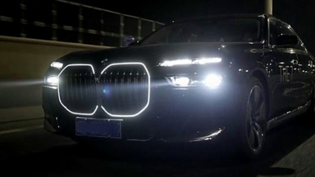 Prednja maska Iconic Glow dizajn (piano crna) / BMW Serija 7 G70 (2022-), FGBMG70LD