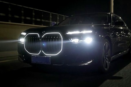 Prednja maska Iconic Glow dizajn (piano crna) / BMW Serija 7 G70 (2022-), FGBMG70LD