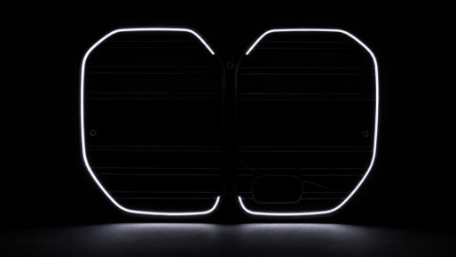 Prednja maska M4 dizajn + LED (piano crna) / BMW serije 4 G26 Gran Coupe (2021-2026), FGBMG26LD