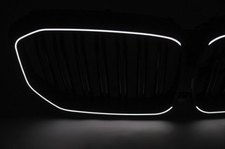 Prednja maska Performance dizajn + LED (piano crna) / BMW X5 G05 (2018-03.2023), FGBMG05LD