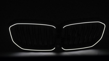 Prednja maska Performance dizajn + LED (piano crna) / BMW X5 G05 (2018-03.2023), FGBMG05LD