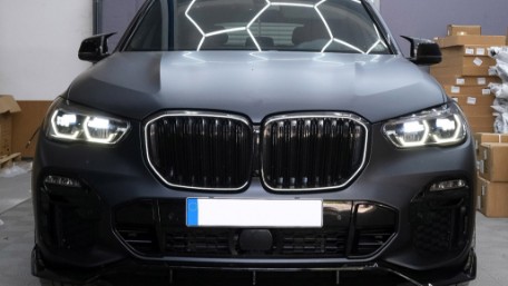 Prednja maska Performance dizajn + LED (piano crna) / BMW X5 G05 (2018-03.2023), FGBMG05LD