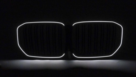 Prednja maska Performance dizajn + LED (piano crna) / BMW X5 G05 (2018-03.2023), FGBMG05LD
