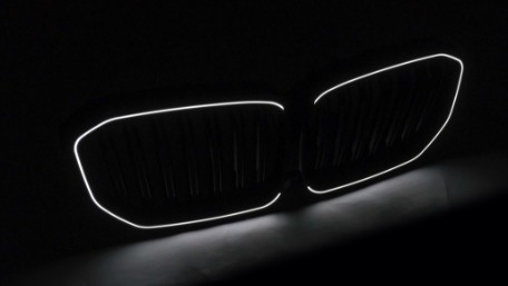 Prednja maska Performance dizajn + LED (piano crna) / BMW X5 G05 (2018-03.2023), FGBMG05LD
