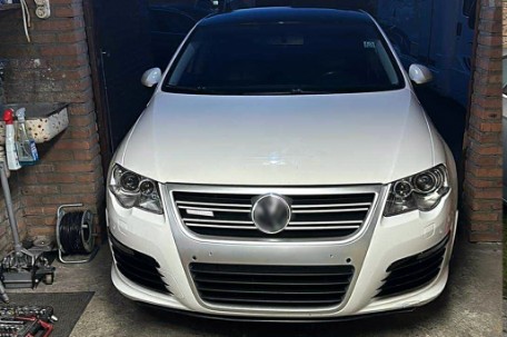 Prednja maska R36 dizajn (srebrni aluminij) / VW Passat 3C (2007-2010), FGVWP3CR36S