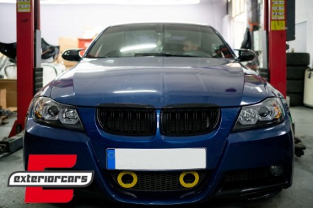 Prednja svjetla 3D LED Angel Eyes U-dizajn (crna) / BMW serije 3 E90 limuzina E91 karavan (03.2005-08.2008), LPBMI4