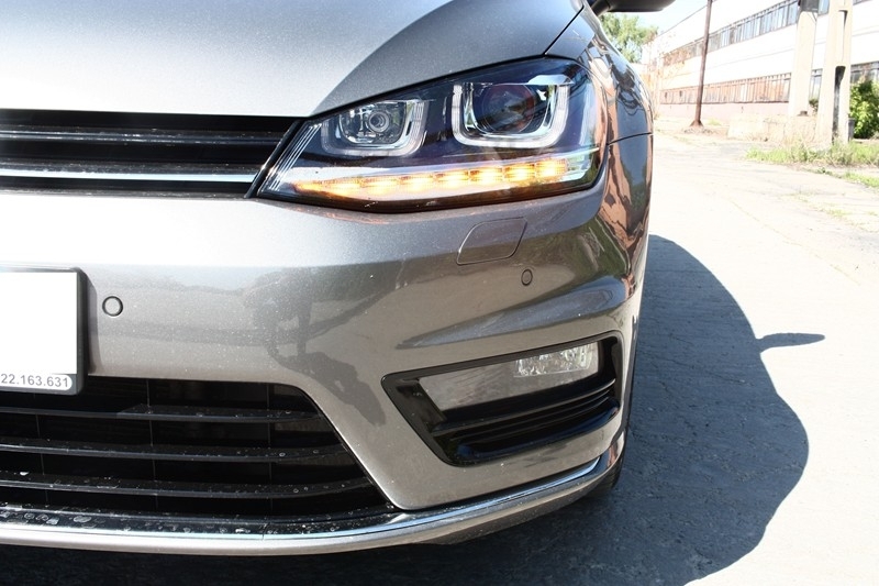 Prednja svjetla 3D LED DRL SEQ žmigavci R-line dizajn / VW Golf 7 VII (2012-2017), LPVX03