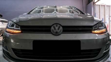 Prednja svjetla 3D LED DRL SEQ žmigavci R-line dizajn / VW Golf 7 VII (2012-2017), LPVX03