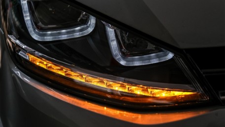 Prednja svjetla 3D LED DRL SEQ žmigavci R-line dizajn / VW Golf 7 VII (2012-2017), LPVX03