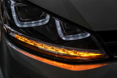 Prednja svjetla 3D LED DRL SEQ žmigavci R-line dizajn / VW Golf 7 VII (2012-2017), LPVX03