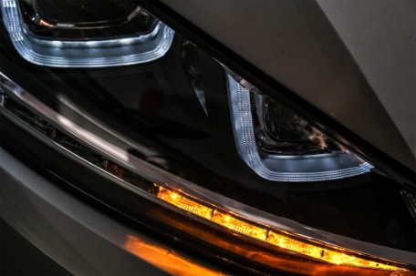 Prednja svjetla 3D LED DRL SEQ žmigavci R-line dizajn / VW Golf 7 VII (2012-2017), LPVX03
