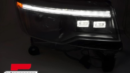 Prednja svjetla LED DRL SEQ žmigavci TubeLight dizajn XENON (crna) / Jeep Grand Cherokee WK2 Facelift (2014-2021), LPCH38